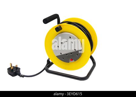 Ritagliare l'immagine di un avvolgicavo di prolunga per l'elettricità di rete con prese multiple a tre pin posizionate su uno sfondo bianco Foto Stock