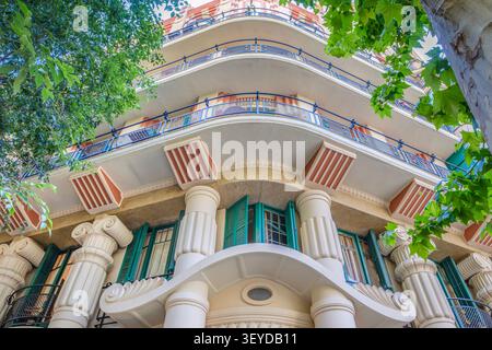 Barcellona - Spagna - 05-31-2026: Casa Ferran Guardiola, facciata con colonne Art Deco, architettura in stile orientale unica, balconi curvi Foto Stock