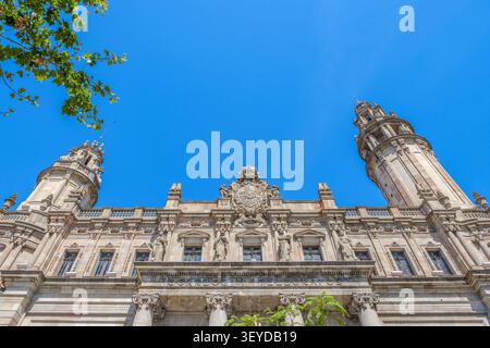 Barcellona - Spagna - 06-16-2026: Facciata centrale dell'ufficio postale, torri gemelle, Correos y Telegrafos, architettura storica in pietra, statue Foto Stock