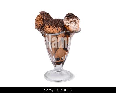 Primo piano: cucchiaiate di gelato al cioccolato con granella colorata in una ciotola da dessert in vetro trasparente Foto Stock