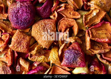 Mele secche per composta. La consistenza della frutta secca. Primo piano di frutta secca. Foto Stock