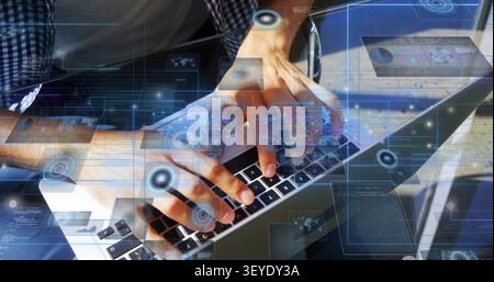 Uomo che fluttua e poi digita su un laptop a un tavolo di vetro, HUD che reagisce ai tasti, analizzando dati tecnologici Foto Stock