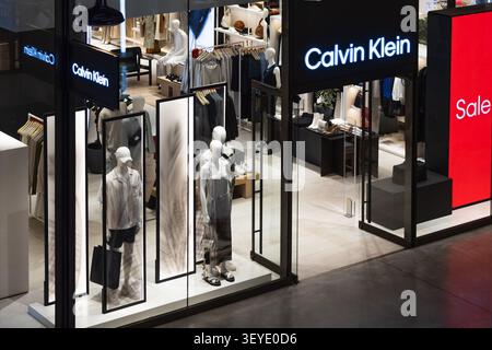 Negozio Calvin Klein con cartello di vendita. Londra, Regno Unito, 4 luglio 2023 Foto Stock