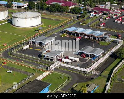 Vista aerea del terminal del combustibile a Manggis, Bali, Indonesia. Foto Stock