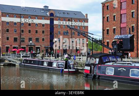 Chiatte e la vecchia gru vicino al magazzino di Lock, al molo di Gloucester. Foto Stock