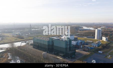 Vista aerea della centrale elettrica Vattenfall Elektriciteitscentrale Diemen con edifici industriali, torri di raffreddamento e paesaggio circostante a Diemen, No Foto Stock
