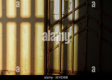 Porta d'ingresso di una vecchia casa vicino alle ore dorate del tramonto in Brasile. Foto Stock