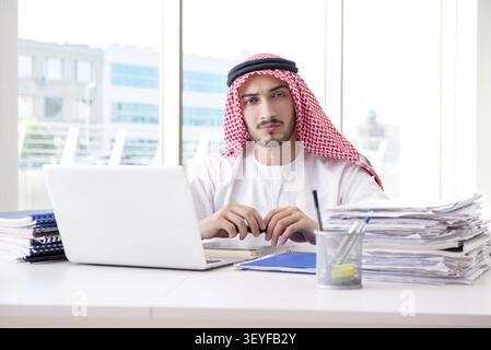 Imprenditore arabo lavora in ufficio Foto Stock