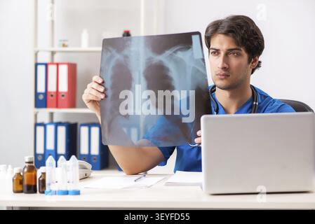 Maschio di medico radiologo con raggi x può immagine Foto Stock
