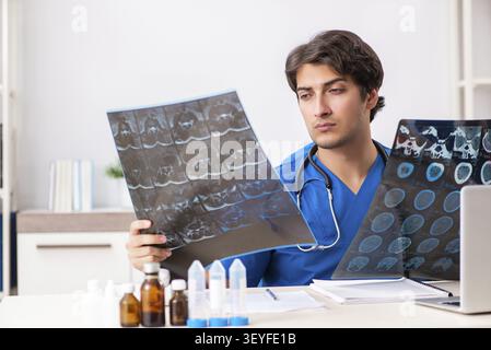 Maschio di medico radiologo con raggi x può immagine Foto Stock