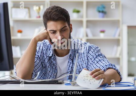 Frustrati giovane grazie alla debole ricezione via internet Foto Stock