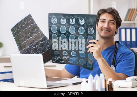 Maschio di medico radiologo con raggi x può immagine Foto Stock