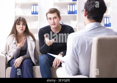 Famiglia visitando psicologo per problema familiare Foto Stock