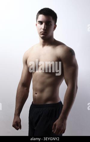 Ritratto di un bel ragazzo con corpo muscolare Foto Stock