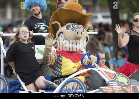 Louisville, Kentucky, Stati Uniti d'America - 03 Maggio 2018: il Pegasus Parade, persona vestire come Andy l'Armadillo, mascotte del Texas Roadhouse Foto Stock