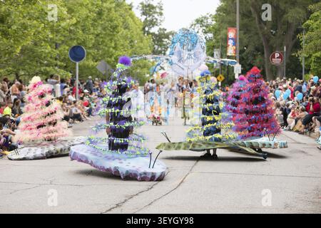 Cleveland, Ohio, Stati Uniti d'America - 9 giugno 2018 persone vestire come la vita di mare all'arte astratta festival Parade il cerchio Foto Stock