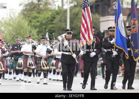 Louisville, Kentucky, Stati Uniti d'America - 03 Maggio 2018: il Pegasus Parade, i vigili del fuoco che porta gli assi, scorting la bandiera americana Foto Stock