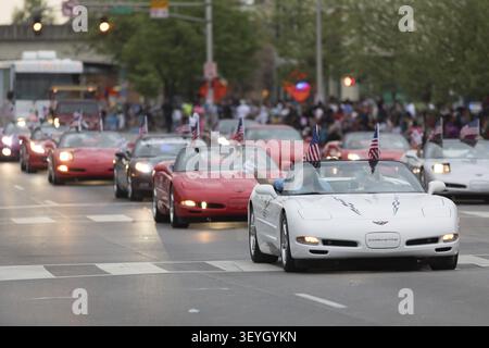 Louisville, Kentucky, Stati Uniti d'America - 03 Maggio 2018: il Pegasus Parade, membri di Kosair Shriners Corvette di pilotaggio con bandierine americane, giù W Broadway Foto Stock
