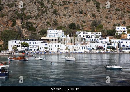 Vista di Loutro sul Mar libico, sul retro della Lefka Ori o delle White Mountains, del comune di Sfakia, dell'unità regionale di Chania, Creta, Grecia Foto Stock