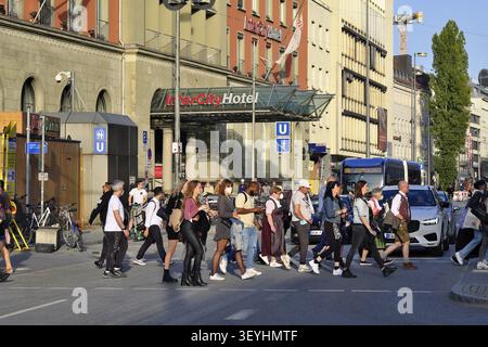 Pedoni che attraversano la strada al semaforo verde, Monaco, Baviera, Germania Foto Stock
