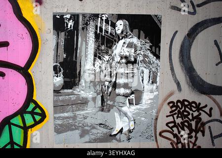 Magonza, Renania-Palatinato, Germania: Murale Street art bianco e nero circondato da graffiti colorati su un muro di cemento Foto Stock