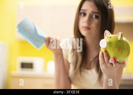 Giovane donna moglie nella pianificazione del bilancio concept Foto Stock