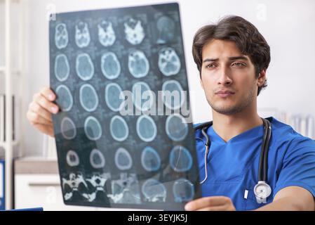 Maschio di medico radiologo con raggi x può immagine Foto Stock