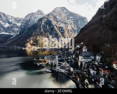 Vista aerea dello storico villaggio di Hallstatt, incastonato tra le calme acque del lago Hallstatt e le torreggianti montagne di Dachstein a Hallstatt, Foto Stock