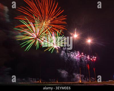 Fuochi d'artificio sulla spiaggia di Barcellona. Una notte d'autunno. Foto Stock