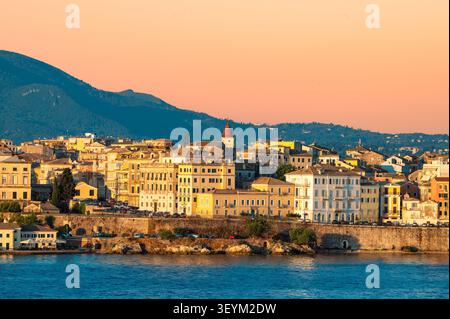 Vista panoramica della città vecchia di Corfù (Kerkyra) al tramonto dal mare, Grecia. Foto Stock