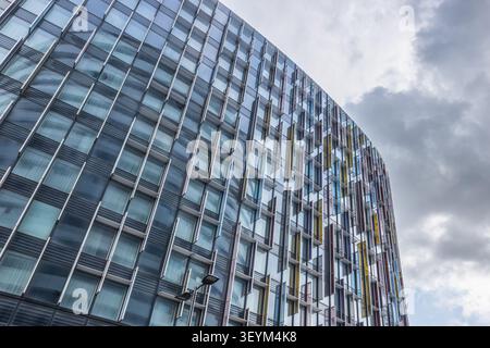Vista ad angolo basso dell'edificio ricurvo in vetro per uffici a Londra Foto Stock