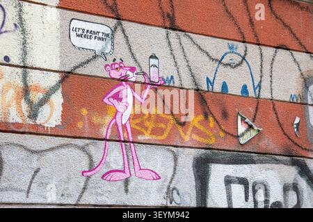 Dipingiamo il mondo di rosa! Graffiti dello stencil di Pink Panther nel quartiere di Kreuzberg a Berlino, Germania. Foto Stock