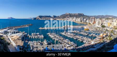 Vista panoramica di Calpe, Alicante, dall'ascesa al Peñón de Ifach, che si affaccia sulla costa mediterranea, la marina, le spiagge di sabbia e il cielo azzurro. Foto Stock