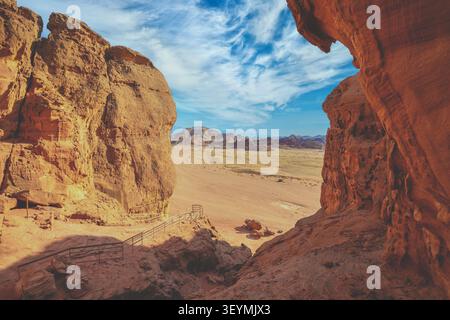 Valle di Timna. Scogliere di arenaria nel parco Timna con Letto King Solomon's pilastri Foto Stock
