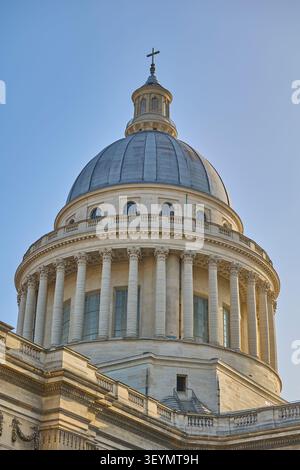 Vista ravvicinata della cupola del Pantheon e delle colonne classiche. Parigi, Francia - 13 ottobre 2025. Foto Stock