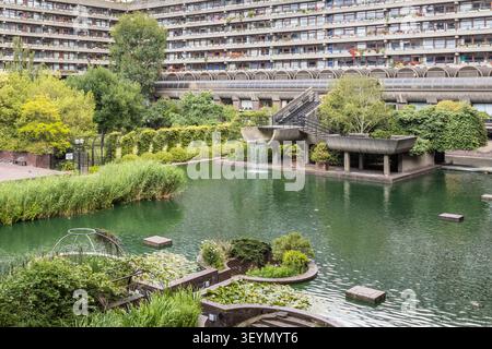 Gli edifici residenziali e il lago di Barbican Estate a Londra Foto Stock