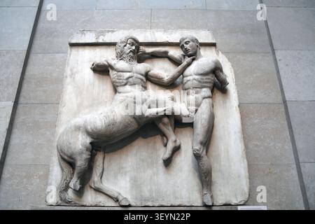 Partenone. Metope sud XXXI, Centauromachia. Greco classico. Dall'Acropoli di Atene. Grecia. British Museum. Londra. GBR. Foto Stock