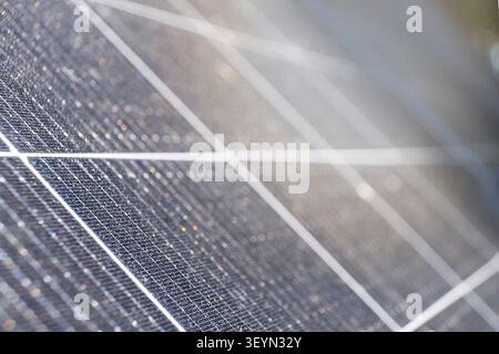 Primo piano di pannelli fotovoltaici solari. Energia rinnovabile, tecnologia pulita e concetto di produzione sostenibile di energia elettrica. Foto Stock