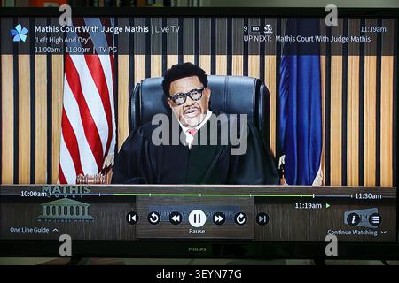 Monitor televisivo via cavo, Mathis Court con Giudice Mathis, programma televisivo sui tribunali, programma televisivo di tribunali, programma televisivo sui tribunali, televisione del giorno, televisione p Foto Stock