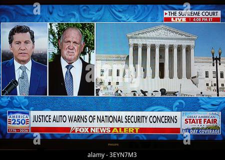 Monitor televisivo via cavo, Fox News, Fox News Alert, notizie televisive, notizie via cavo, trasmissione di notizie, TV in diretta, programma di notizie, due commentatori maschi Foto Stock