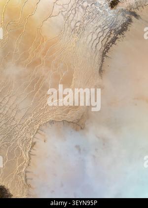 Vista aerea del paesaggio geotermico di Reykjanes, con intricati depositi minerali e piscine fumante a Grindavikurbaer, Islanda. Foto Stock