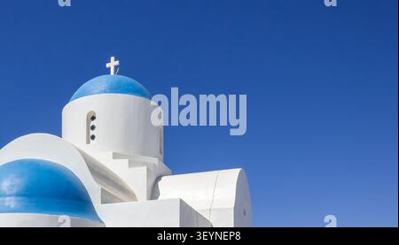 Chiesa di San Nicola alla spiaggia di Kalamies a Protaras Cipro con spazio libero e cielo azzurro estivo, concetto di viaggio mediterraneo Foto Stock