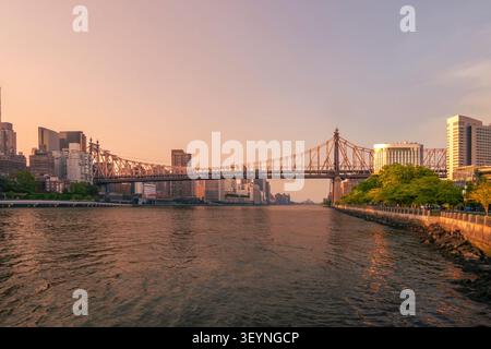 New York, NY - US - 1 luglio 2026 The ed Koch Queensboro Bridge, una struttura a sbalzo del 1909, attraversa l'East River da Roosevelt Island verso Manhattan Foto Stock