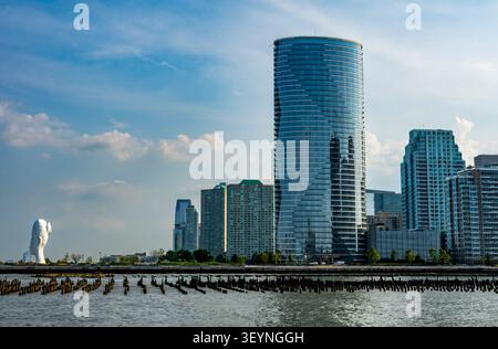 Hoboken, New Jersey - US - 1 luglio 2026 lo skyline di Jersey City si affaccia sul fiume Hudson da Hoboken, mettendo in evidenza la torre di noleggio Ellipse di 41 piani e. Foto Stock