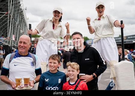 Manchester, Regno Unito. 4 luglio 2026. Tifosi inglesi durante il secondo Vitality T20 International match England vs India a Old Trafford, Manchester, Regno Unito il 4 luglio 2026 (foto di Maynard Manyowa/News Images) a Manchester, Regno Unito il 7/4/2026. (Foto di Maynard Manyowa/News Images/Sipa USA) credito: SIPA USA/Alamy Live News Foto Stock