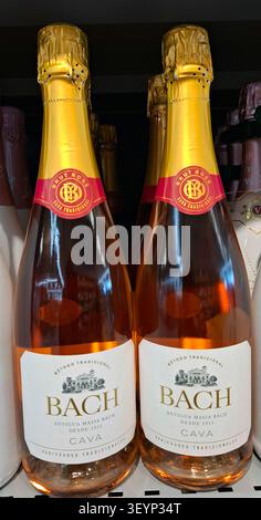 DENIA, SPAGNA - 15 novembre 2025. Due bottiglie di vino frizzante sono ordinate sullo scaffale di un supermercato in Spagna. Le etichette brillanti spiccano, invi Foto Stock
