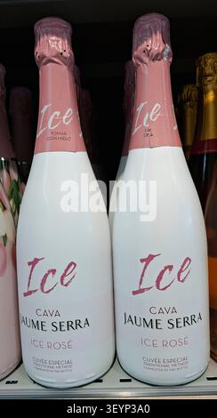 DENIA, SPAGNA - 15 novembre 2025.due bottiglie di GHIACCIO frizzante CAVA Jaume Serra sono esposte su uno scaffale di un supermercato in Spagna, mettendo in evidenza un popolare Foto Stock