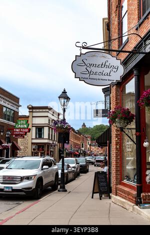 Galena, Illinois, Stati Uniti d'America - 30 maggio 2026: Vetrine, cesti di fiori appesi e architettura storica lungo Main Street nel centro di Galena, Illinois Foto Stock