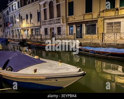 Calmo canale residenziale fiancheggiato da edifici storici a Venezia, Italia. Foto Stock
