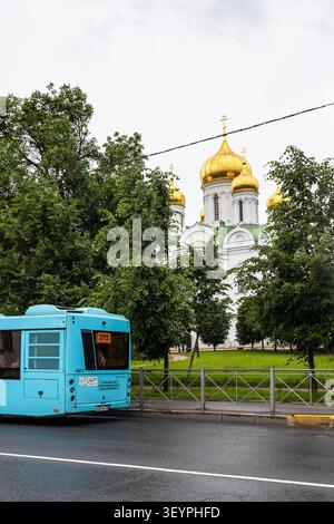 Pushkin, Russia - 24 giugno 2026: Fermata dell'autobus vicino alla cattedrale di Santa Caterina la grande Martire nella città di Pushkin (Carskoye Selo) nelle nuvolose giornate estive Foto Stock